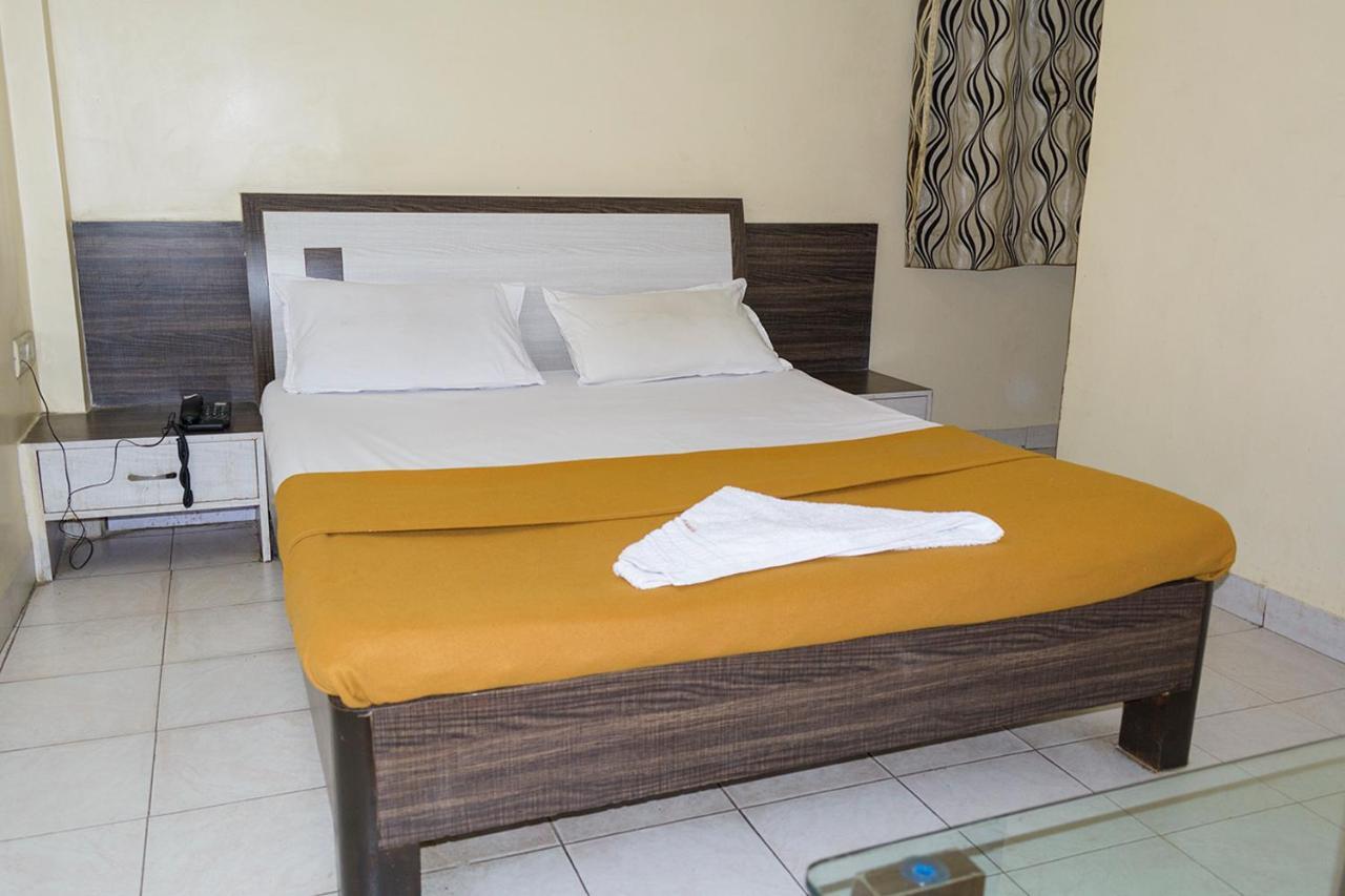 Hotel Mukesh Residency Poona Buitenkant foto