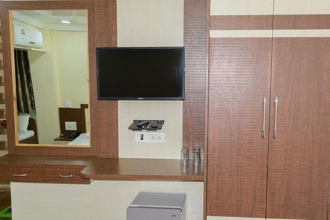 Hotel Mukesh Residency Poona Buitenkant foto